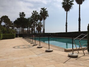 En säsongsöppen utomhuspool