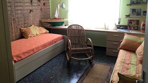 A bedroom with a bed, a chair, a desk, and a window. - Casa Mon Amour (Moneglia)