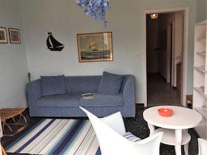 Apartamento, 2 quartos | Área de estar | TV de tela plana