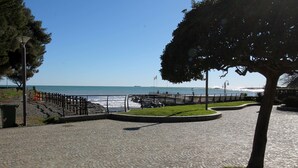 A paved walkway with a view of the sea, a wooden fence, and a flag. - House Bella (Arenzano)
