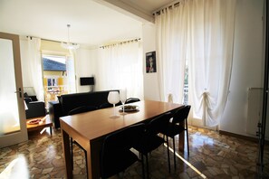 Appartement, 2 chambres | Restauration dans la chambre