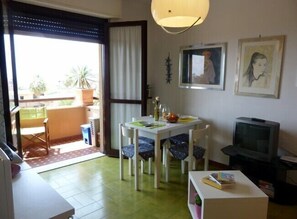 Apartment, 1 Bedroom | In-room dining