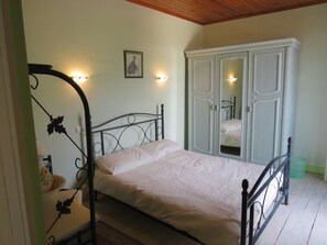 5 bedrooms, desk, iron/ironing board, free WiFi