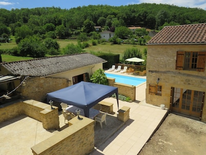 650 year old Perigord Farmhouse 5 Large Bedroom - Private Swiming Pool - parking
