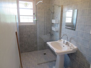 Combined shower/bathtub, eco-friendly toiletries, towels, soap - 650 year old Perigord Farmhouse 5 Large Bedroom - Private Swiming Pool - parking (Bayac)