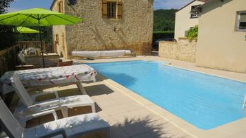 Una piscina al aire libre