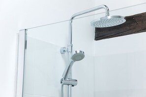 Shower, rainfall showerhead, hair dryer, towels - Stable Cottage - 2 Bed, Country Cottage close to Blenheim Palace (Witney, Cassington)