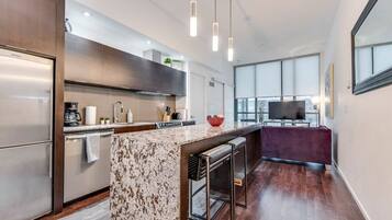 Refrigerador, microondas, horno y parrilla de estufa