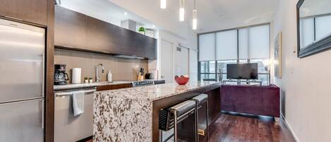 Réfrigérateur, four à micro-ondes, un four, surface de cuisson