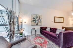 Smart TV - Newly Decorated 1BR Executive Suite in King West (Toronto)