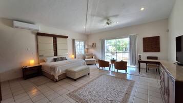 4 chambres, coffres-forts dans les chambres, bureau