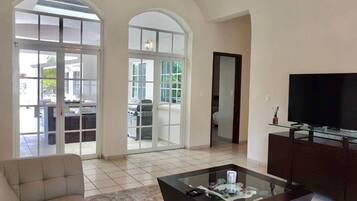 TV connectée, baby-foot, espaces bureaux