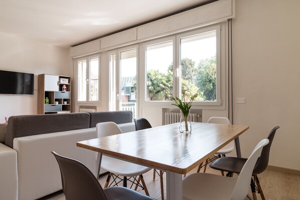 Superior-Apartment, 2 Schlafzimmer, Terrasse | Wohnbereich | Flachbildfernseher