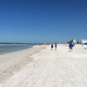 Sun-loungers, beach towels - Best Location on FMB! WALK EVERYWHERE, Beach, times square, shops, restaurants! (Fort Myers Beach)