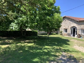 Outdoor dining - Loft in the Château's sheepfold in a green setting (Désaignes)