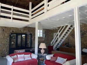 Books - Loft in the Château's sheepfold in a green setting (Désaignes)