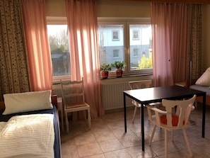 Interior - 50 steps to river Main, Cycling, balcony into the greenery, ideal long stay (Mainstockheim)
