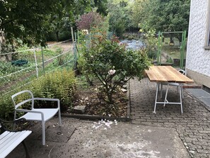 Outdoor dining - 50 steps to river Main, Cycling, balcony into the greenery, ideal long stay (Mainstockheim)