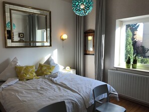 4 bedrooms, iron/ironing board, free WiFi, bed sheets - 50 steps to river Main, Cycling, balcony into the greenery, ideal long stay (Mainstockheim)