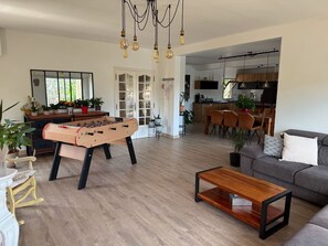 Smart-TV, Kamin, DVD-Player, Tischfußball