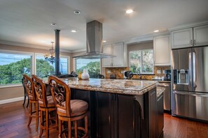 Kylskåp, mikrovågsugn, diskmaskin och kaffe- och tebryggare