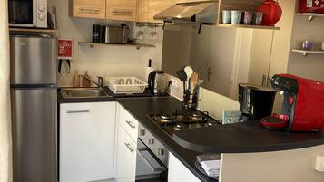 Réfrigérateur, micro-ondes, four, plaque de cuisson