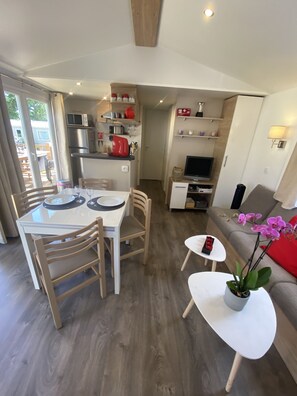 A compact living space with a dining area, kitchenette, and seating area. - Rent a mobile home for 6 people, 40 m², starting at 250 € per week (pont aven)