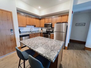 Refrigerador, microondas, horno, placa de cocina