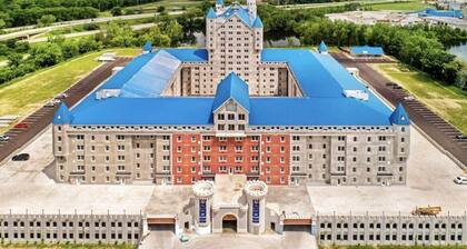Live Like Royalty! Grand Castle Apt Near Attractions