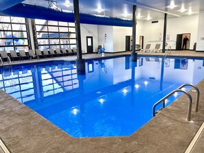 Una piscina cubierta, una piscina al aire libre