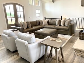 Una Smart TV, una chimenea, videojuegos, un reproductor de DVD