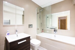 Combined shower/bathtub, towels