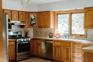 冷蔵庫、電子レンジ、オーブン、コンロ