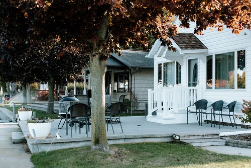 The White House! PRIME LOCATION BAY & RIVER VIEWS BAY CITY, MI