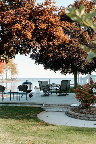 The White House! PRIME LOCATION BAY & RIVER VIEWS BAY CITY, MI