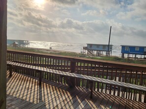 Property grounds - Beachfront Family Fun! 30s to Sand – 1 King, 2 Queens, Bunks, Prvt Beach Access! (Surfside Beach)