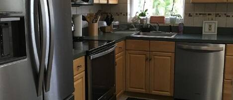 冰箱、微波炉、烤箱、炉灶