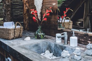 Deluxe Double Room | Bathroom | Shower, rainfall showerhead, towels, soap