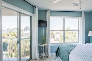 3 soverom, skrivebord, strykejern/-brett og reiseseng for barn