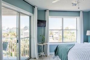 3 habitaciones, escritorio y tabla de planchar con plancha