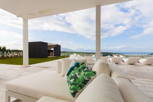 White Luxury Villa  with pool and Jacuzzi in the Sicilian Countryside