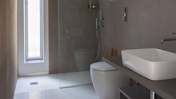 Doccia, asciugacapelli, bidet, asciugamani