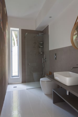 Dusche, Haartrockner, Bidet, Handtücher