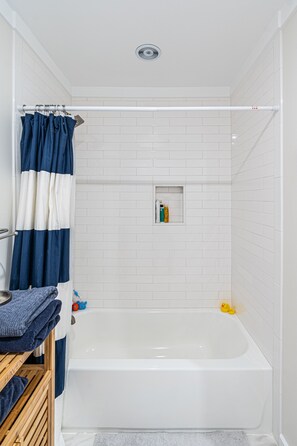 Combined shower/bathtub, hair dryer, towels, soap - Private Beach community home nestled in the heart of Long Island's North Fork (Southold)