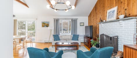 Fernseher, Kamin, Bücher, Computerbildschirme