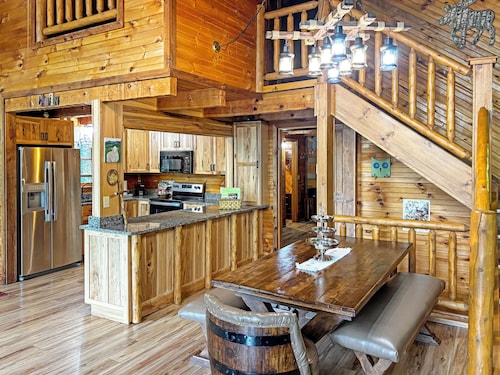 Spacious cabin with HOT TUB & Breathtaking Views of the Smoky Mountains!