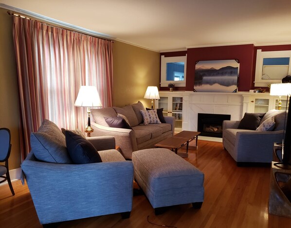 TV connectée, cheminée, livres