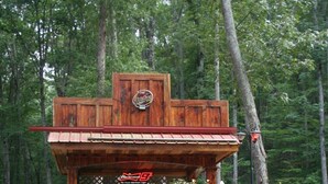 Un bâtiment rustique en bois, sur lequel on peut lire une enseigne indiquant « Budweiser 9 ».