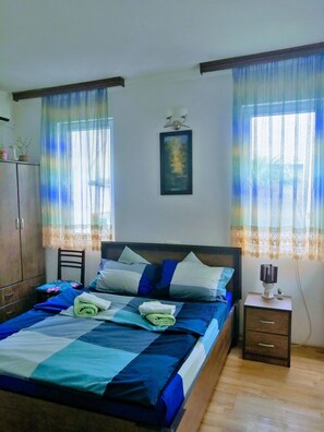 2 bedrooms, iron/ironing board, WiFi, bed sheets
