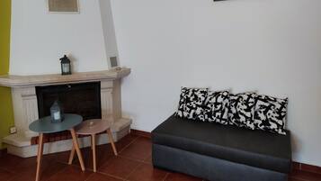 Älytelevisio, takka, kirjoja, stereot